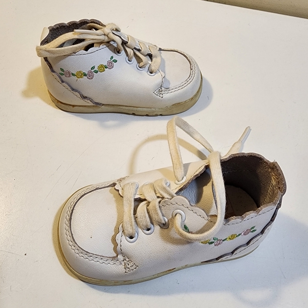 STRIDE RITE White Baby leather Shoes with Floral Embroidery